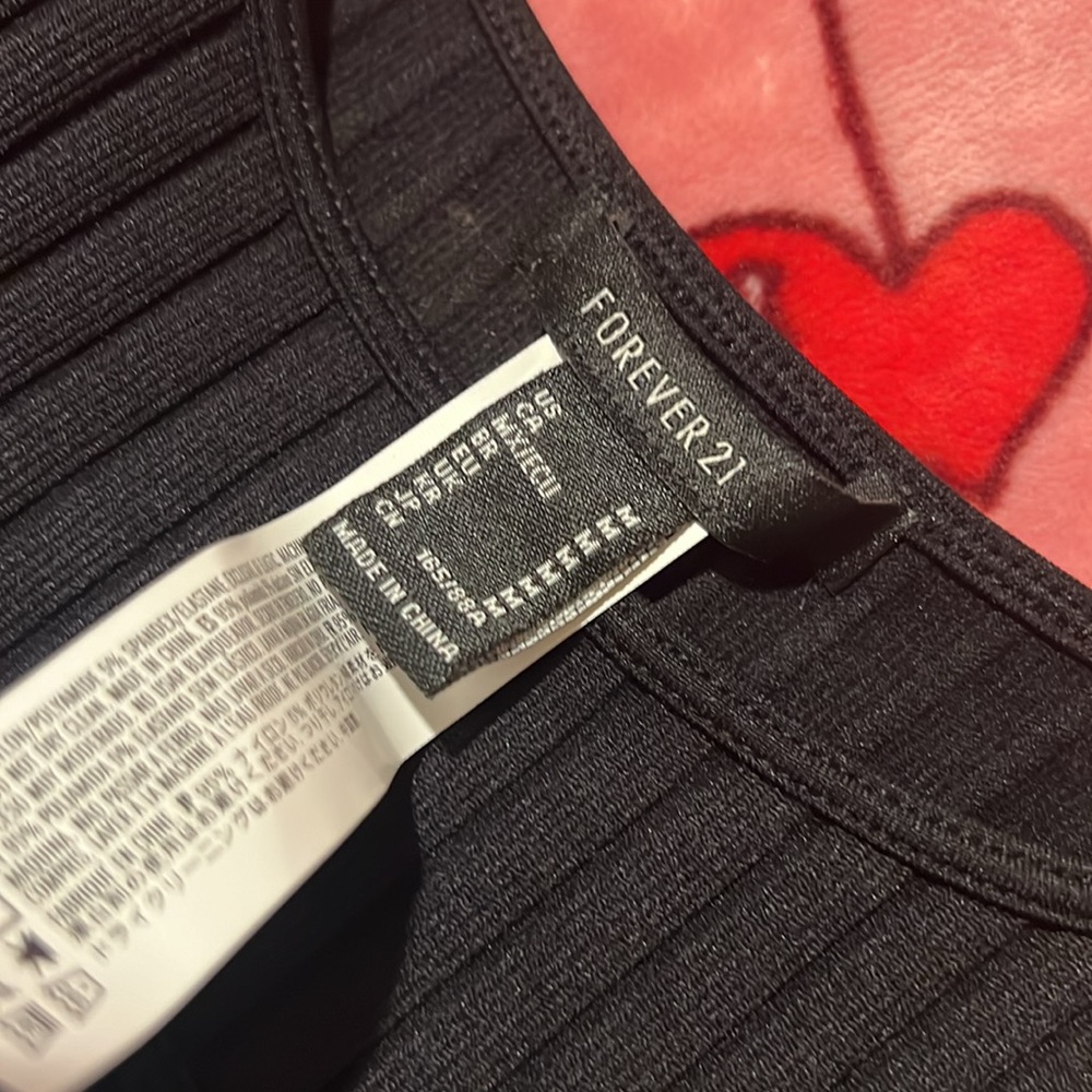 Forever21 knit crop top. Sleeveless. Black. Size medium. Athletic top. - Picture 2 of 3